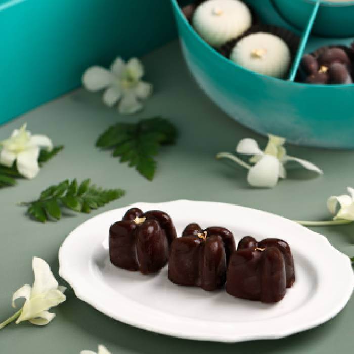 NEW BOX OF 12 MINI TREATS
